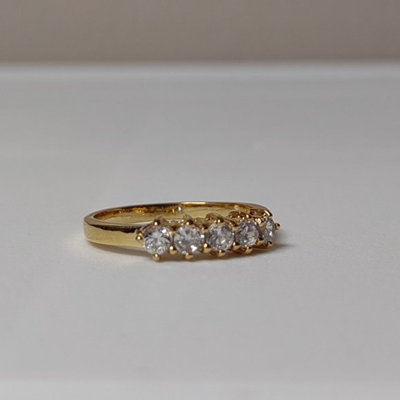 Size 8.25 Gold Tone Ring With Clear Stones - Picture 2 of 14